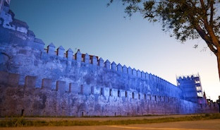 Iluminacion muralla macarena